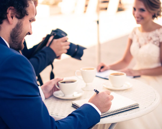 Le storytelling : raconter votre histoire avant de faire de belles images Vidéaste de mariage échangeant avec un couple autour de leur histoire pour créer un film de mariage narratif et émotionnel