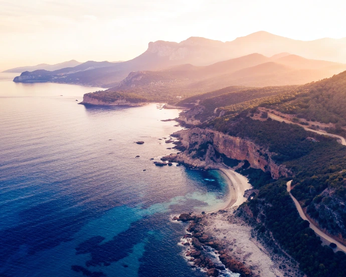 Plan drone du littoral corse utilisé pour introduire le décor d’un film de mariage en Corse